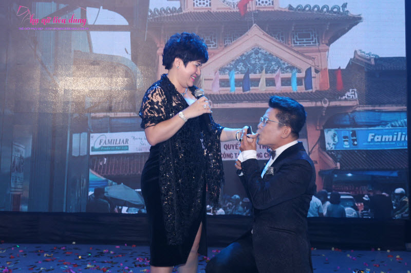 MC Thanh Bạch quỳ hôn một nữ đại gia vào ngày sinh nhật
