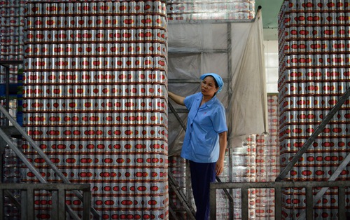 Bia Sài Gòn về tay tỉ phú Thái, cổ phiếu SAB liên tục lao dốc