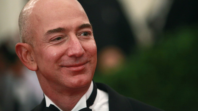 Jeff Bezos lên bục người giàu nhất mọi thời đại