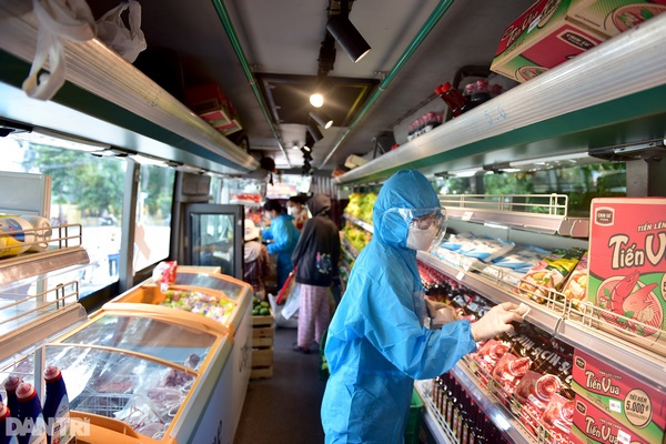 Dân Sài Gòn xếp hàng đi chợ trên xe bus bán hàng lưu động