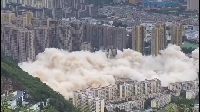 Khoảnh khắc Trung Quốc đánh sập cùng lúc 15 tòa nhà cao tầng trong nháy mắt