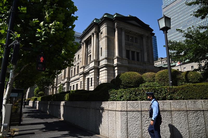 Các ngân hàng Nhật Bản đua nhau gửi tiền vào BOJ vì tin lãi suất sắp tăng